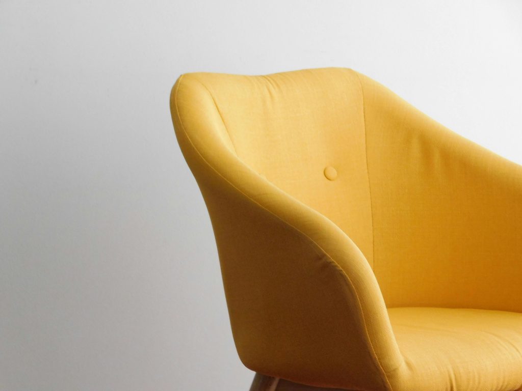 Fauteuil élégant illustrant les services de conciergerie et de gestion de locations courte durée à Lyon